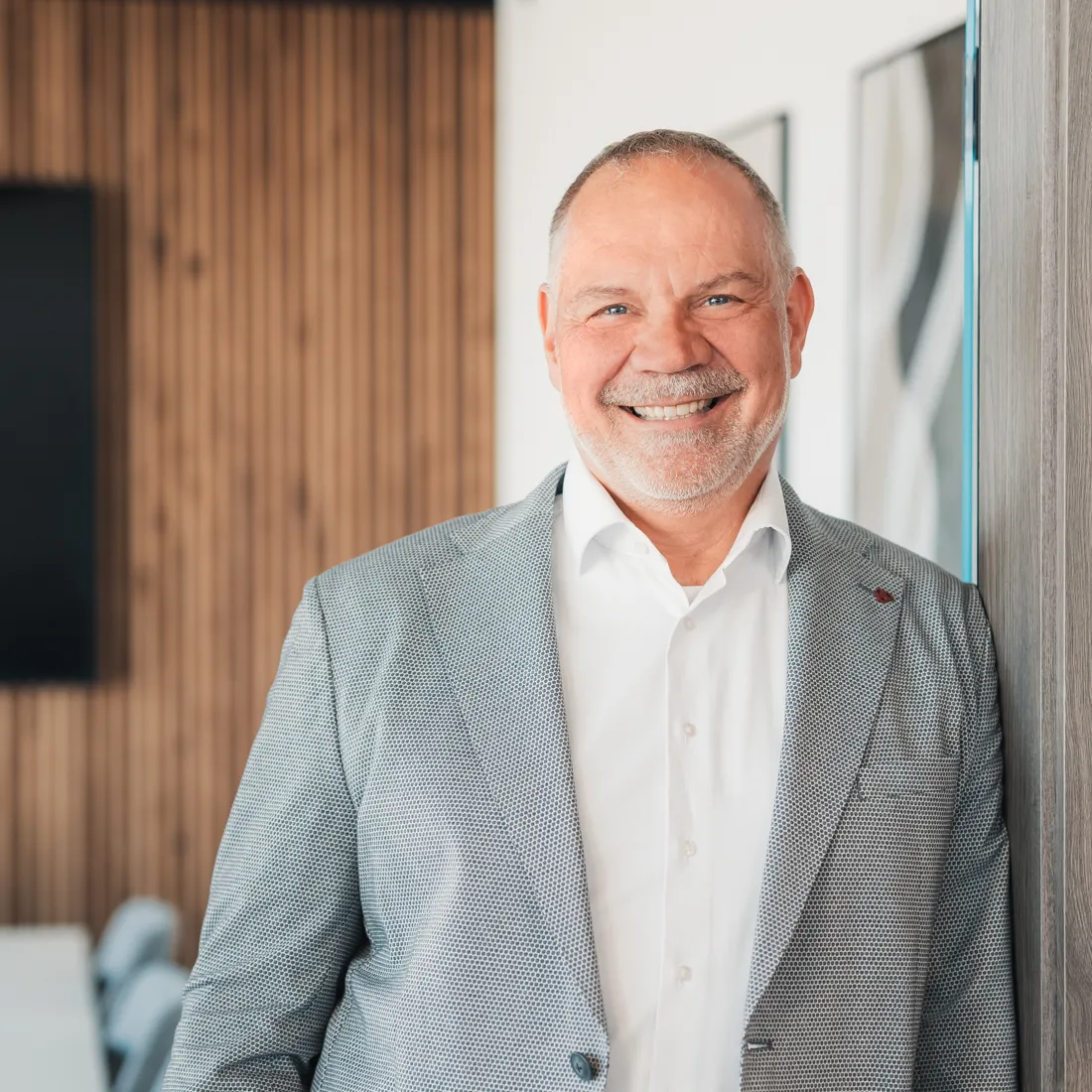 Ralf Ritter, der geschäftsführende Gesellschafter von Equitum trägt einen Anzug und lächelt freundlich.